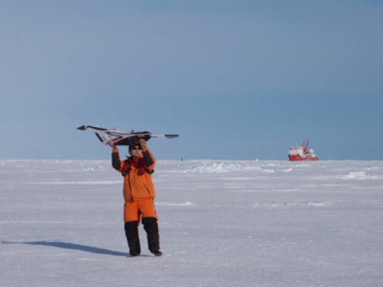 第33次南極考察的科研人員進(jìn)行冰面無(wú)人機(jī)作業(yè) 第33次南極考察的科研人員進(jìn)行冰面無(wú)人機(jī)作業(yè)