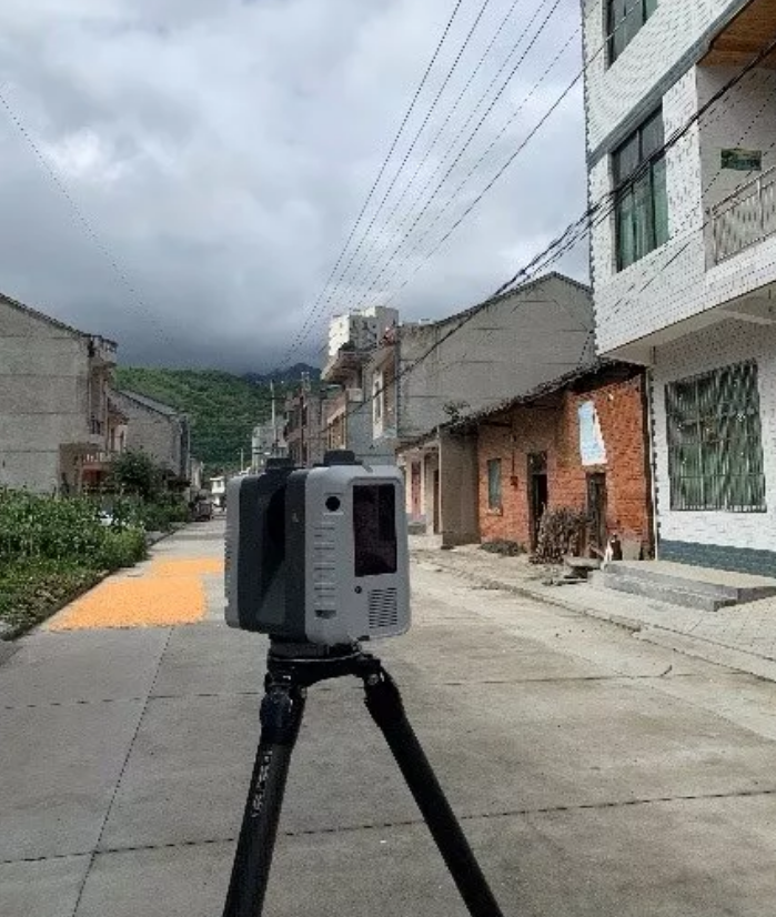 圖3 徠卡RTC360掃描儀正在采集點云 圖3 徠卡RTC360掃描儀正在采集點云